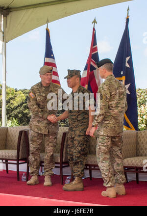 CAMP H.M SMITH, Hawaii (12. Mai 2017) - Armee General Raymond A. Thomas III, Commander, US Special Operations Command, gratuliert der neue Kommandeur der Special Operations Command, Pacific, Marinekorps Generalmajor Daniel D. Yoo links, während SOCPACs Befehl Change Zeremonie, 12. Mai 2017. (US Navy Foto von Chief Masse Kommunikation Spezialist Cynthia Z. De Leon/freigegeben) Stockfoto