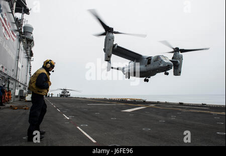 Ein MV-22B Osprey von VMM-163 startet von der USS Makin Island während der Rückkehr der Makin Island Amphibious Ready Group und der 11th Marine Expeditionary Unit nach Südkalifornien nach einem siebenmonatigen Einsatz in den Einsatzgebieten der 3., 5. Und 7. Flotte am 12. Mai 2017. Stockfoto