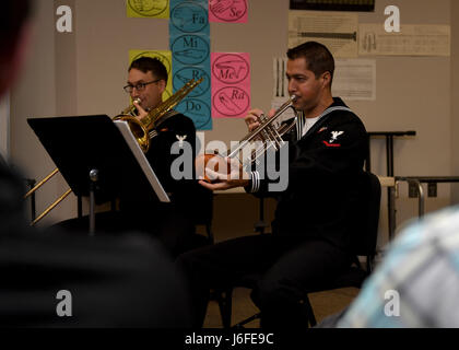 170512-N-LQ926-021-JUNEAU, Alaska. (12 Mai 2017) Musiker 3. Klasse Galen A. McKinny, mit dem US Pazifik Flotte Band Brass Quintet aus Pittsburgh, führt für Schüler der Band Juneau-Douglas High School in Juneau, Alaska. Im Laufe von mehreren Tagen die U.S. Pazifik Flotte Band öffentliche Aufführungen in Juneau zur Unterstützung der Arleigh-Burke-Klasse Lenkwaffenzerstörer USS O'Kane der (DDG-77 dirigiert) port-Besuch. O'Kane USS besucht Juneau, Alaska, in Verbindung mit der Beteiligung an nördlichen Rand 2017. Nordrand ist eine zweijährige Ausbildung-Übung in der gemeinsamen Paci durchgeführt Stockfoto