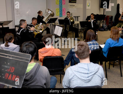 170512-N-LQ926-043-JUNEAU, Alaska. (12 Mai 2017) US Pazifik Flotte Band Brass Quintet führt für Schüler der Band Juneau-Douglas High School in Juneau, Alaska. Im Laufe von mehreren Tagen die U.S. Pazifik Flotte Band öffentliche Aufführungen in Juneau zur Unterstützung der Arleigh-Burke-Klasse Lenkwaffenzerstörer USS O'Kane der (DDG-77 dirigiert) port-Besuch. O'Kane USS besucht Juneau, Alaska, in Verbindung mit der Beteiligung an nördlichen Rand 2017. Nordrand ist eine alle zwei Jahre Übung durchgeführt im gemeinsamen Pazifik Alaska Range Complex, die der Bereich innerhalb besteht Stockfoto