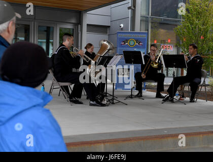 170512-N-LQ926-163 JUNEAU, Alaska. (12 Mai 2017) US Pazifik Flotte Band Brass Quintet führt ein öffentliches Konzert im Alaska State Museum in Juneau, Alaska. Im Laufe von mehreren Tagen die U.S. Pazifik Flotte Band öffentliche Aufführungen in Juneau zur Unterstützung der Arleigh-Burke-Klasse Lenkwaffenzerstörer USS O'Kane der (DDG-77 dirigiert) port-Besuch. O'Kane USS besucht Juneau, Alaska, in Verbindung mit der Beteiligung an nördlichen Rand 2017. Nordrand ist eine alle zwei Jahre Übung durchgeführt im gemeinsamen Pazifik Alaska Range Complex, umfasst der Bereich innerhalb der Stockfoto