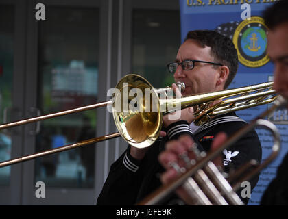 170512-N-LQ926-207-JUNEAU, Alaska. (12 Mai 2017) Musiker 3. Klasse Tyler B. Reed, mit US Pazifik Flotte Band Brass Quintet, von Mystic, Connecticut, führt bei einem öffentlichen Konzert im Alaska State Museum in Juneau, Alaska. Im Laufe von mehreren Tagen die U.S. Pazifik Flotte Band öffentliche Aufführungen in Juneau zur Unterstützung der Arleigh-Burke-Klasse Lenkwaffenzerstörer USS O'Kane der (DDG-77 dirigiert) port-Besuch. O'Kane USS besucht Juneau, Alaska, in Verbindung mit der Beteiligung an nördlichen Rand 2017. Nordrand ist eine alle zwei Jahre Übung durchgeführt in der gemeinsamen Pacif Stockfoto