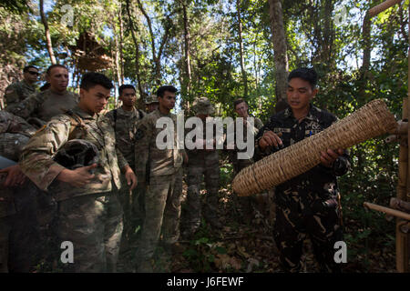 Philippinische Spezialkräfte demonstrieren Dschungelüberlebensmethoden gegenüber US-Soldaten des 1. Bataillons, 23. Infanterieregiments während des Balikatan 2017 in Fort Magsaysay und heben bilaterale Schulungen in humanitärer Hilfe, Katastrophenhilfe, Terrorismusbekämpfung und kombinierten Operationen hervor. Stockfoto