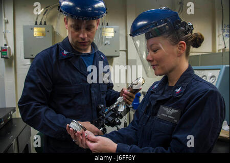 170513-N-ZQ712-0085 Pazifik (13. Mai 2017) Luftfahrt Elektroniker / 2. Klasse Lyndsi Hawkins, ein Eingeborener von Fulton, Missouri und Luftfahrt Elektroniker / 2. Klasse Peter Wallace, ein Eingeborener von Webster, Massachusetts kalibrieren eine Druck-Gage im Kalibrierlabor amphibischer Angriff Schiff USS America (LHA-6). Mehr als 1.800 Matrosen und 2.600 Marines zugewiesen, die Amerika amphibische bereit Gruppe (ARG) und der 15. Marine Expeditionary Unit führen derzeit ein Composite Training Unit Übung (COMPTUEX) vor der Küste von Südkalifornien in Vorbereitung für th Stockfoto