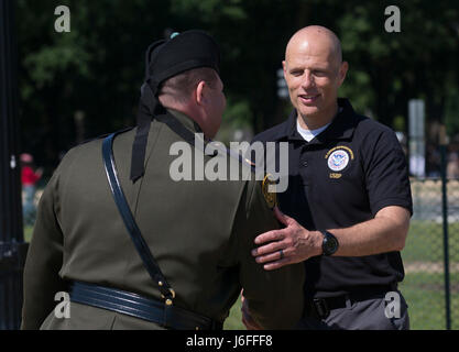 U.S. Customs and Border Protection handeln Deputy Commissioner Ronald D. Vitiello gratuliert der Kommandant von den US Border Patrol Pfeifen und Trommeln Rich Fortunato nachdem das Team in die Steve Young Honor Guard Rohre und Schlagzeug Wettbewerb in Washington, D.C., 14. Mai 2017 durchgeführt. U.S. Customs and Border Protection Foto von Glenn Fawcett Stockfoto