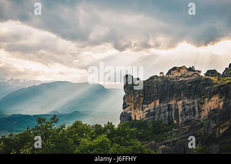 Großes Kloster Varlaam auf dem hohen Felsen in Meteora, Thessalien, Griechenland Stockfoto