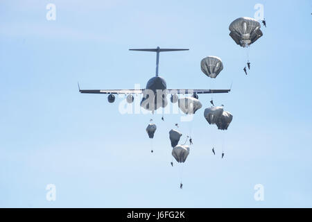 Himmel-Soldaten aus dem 1. Bataillon, 503. Infanterieregiment, 173rd Airborne Brigade und Fallschirmjäger der 1. Fallschirmjäger Commando Brigade, griechische Armee ausführen operiert in der Luft, 12. Mai 2017 in Thessaloniki, Griechenland als Teil der Übung Bajonett Minotaurus. 2017.Bayonet-Minotaurus ist eine bilaterale Übung zwischen US-Soldaten, 173rd Airborne Brigade zugewiesen und der griechischen Streitkräfte, konzentrierte sich auf die Verbesserung der operativen NATO-Standards und individuelle technische Fähigkeiten zu entwickeln. Stockfoto