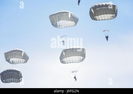 Himmel-Soldaten aus dem 1. Bataillon, 503. Infanterieregiment, 173rd Airborne Brigade und Fallschirmjäger der 1. Fallschirmjäger Commando Brigade, griechische Armee ausführen operiert in der Luft, 12. Mai 2017 in Thessaloniki, Griechenland als Teil der Übung Bajonett Minotaurus. 2017.Bayonet-Minotaurus ist eine bilaterale Übung zwischen US-Soldaten, 173rd Airborne Brigade zugewiesen und der griechischen Streitkräfte, konzentrierte sich auf die Verbesserung der operativen NATO-Standards und individuelle technische Fähigkeiten zu entwickeln. Stockfoto