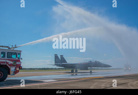 Feuerwehrautos aus der 96. Bauingenieur Gruppe flankieren Major General Christopher Azzano f-15 Eagle, während sie hinunter das Flugzeug während seiner Fini-Flug auf der Eglin Air Force Base, Florida Mai 15 Schlauch. Fini-Flug ist ein Symbol der letzte Flug eines Mitglieds mit dem Gerät oder der Basis. Azzano neue Aufgabe bringt ihn zum Wright-Patterson Air Force Base in Ohio, das Kommando von der Direktion der Luft, Raum und Cyberspace Operations übernehmen. (U.S. Air Force Photo/Ilka Cole) Stockfoto