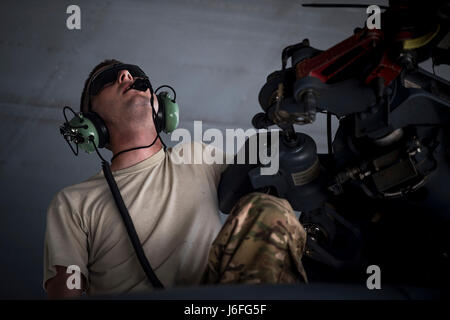 Ein Flieger von der 41. Hubschrauberwartung uUit sitzt auf einem HH - 60 G Pave Hawk 15. Mai 2017, Moody Air Force Base, Ga. Beim Laden des Hubschraubers in ein großes Transportflugzeug, ein Flieger wird in der Nähe des Rotors sitzen und an der Rute zu gewährleisten gibt es keinen Kontakt zwischen den Flugzeugen. (Foto: U.S. Air Force Staff Sgt Ryan Callaghan) Stockfoto