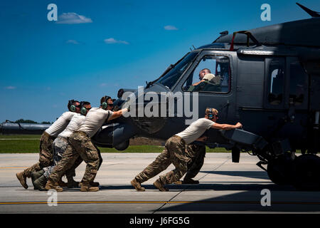 Flieger aus der 41. Hubschrauber-Wartungseinheit schieben ein HH - 60G Pave Hawk in einer c-17 Globemaster III, 15. Mai 2017, Moody Air Force Base, Ga. laden die Hubschrauber für Transport war der erste Schritt in eine Rapid-Rettungs-Übung durchgeführt an Langley AFB, VA., die entworfen wurde, testen Sie die Betreuer und Flugpersonal der Fähigkeit, schnell einzurichten und durchzuführen Rettungsaktionen von ihrer Heimat entfernt. (Foto: U.S. Air Force Staff Sgt Ryan Callaghan) Stockfoto