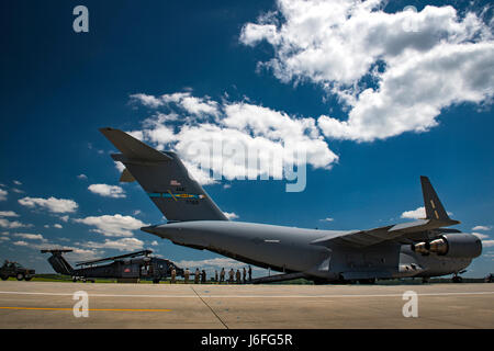 Flieger aus der 41. Hubschrauber-Wartungseinheit laden ein HH - 60G Pave Hawk in einer c-17 Globemaster III, 15. Mai 2017, Moody Air Force Base, Ga. laden die Hubschrauber für Transport war der erste Schritt in eine Rapid-Rettungs-Übung durchgeführt an Langley AFB, VA., die entworfen wurde, testen Sie die Betreuer und Flugpersonal der Fähigkeit, schnell einzurichten und durchzuführen Rettungsaktionen von ihrer Heimat entfernt. (Foto: U.S. Air Force Staff Sgt Ryan Callaghan) Stockfoto