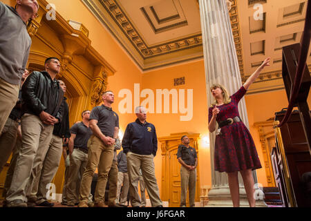 Dayna Jalkanen, stellvertretender Direktor des Museum und Bildung, Ohio Statehouse, erklärt die Bedeutung der Senat Kammern US Marine Drum & Bugle Corps Marines am Statehouse, Columbus, Ohio, 15. Mai 2017. Das Marine Corps Schlacht Farbe ablösen wurde eingeladen und von den Lautsprecher des Ohio House Of Representatives, Clifford A. Rosenberger, tour des Statehouse und für Mitglieder des House Of Representatives und die Stadt Columbus durchführen. Im Dezember zur Verfügung gestellt die Kaserne Marines bei der Unterstützung der public Viewing der ehemaligen Marine, Senator und Astronaut John Glenn, bei der Sta Stockfoto