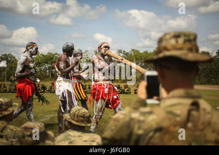 AUSTRALISCHE Basis ROBORTSON Kaserne, Australien – A US Army Soldat Datensätze ein traditioneller Tanz durchgeführt durch Aborigines während einer willkommen zu Land Zeremonie am 16. Mai 2017.  Die Zeremonie markiert Teile der Larrakeyah Kultur für die Anwesenden. US-Armee Soldaten, zusammen mit US-Marines mit Marine Rotations Kraft Darwin, japanische Ground Self-Defense Force und Australian Defence Force werden in südlichen Jackaroo Übung teilnehmen. (Foto: U.S. Marine Corps Sgt. Emmanuel Ramos) Stockfoto