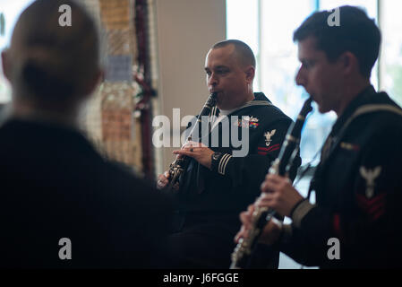 170515-N-QU233-262 SPOKANE, Washington (15. Mai 2017) Marine Musiker 1. Klasse Alan R. Holland, ein Eingeborener von Overland Park, KS, und der Rest der US Navy Band Northwest Klarinette Trio führt im Spokane Public Library Downtown als Teil des Spokane Navy Woche. Seit 2005 bedient sich Marine-Wochen-Programm als die Marine wichtigsten aufsuchende Aufwand in Bereiche des Landes, ohne eine starke Marine Präsenz mit 195 Marine-Wochen statt in 71 verschiedenen Städten der USA.  Das Programm soll helfen Amerikaner verstehen, dass ihre Marine auf der ganzen Welt, rund um die Uhr bereit, Amerika zu verteidigen eingesetzt wird Stockfoto