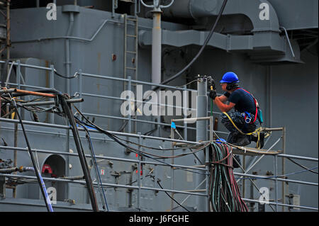 170515-N-TV402-063 YOKOSUKA, Japan (15. Mai 2017) - Information Systems Technician 3. Klasse Tyler Cobb, von Aurora, Colorado, befestigt, in die US 7. Flotte Flaggschiff USS Blue Ridge (LCC-19), Nadel Waffen eine Stele. Blue Ridge ist in einer umfangreichen Wartungsperiode um das Schiff zu dienen als robust Kommunikations-Plattform in den USA weiterhin modernisieren 7. Flotte Einsatzgebiet. (Foto: U.S. Navy Mass Communication Specialist 3. Klasse Timothy Hale / veröffentlicht) Stockfoto