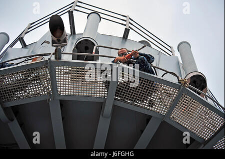 170515-N-TV402-078 YOKOSUKA, Japan (15. Mai 2017) - Elektroniker /-in aus Birmingham, Alabama, 3. Klasse Alexander Jernigan, befestigt, in die US 7. Flotte Flaggschiff USS Blue Ridge (LCC-19), Nadel-Geschütze auf dem Geizhals-Turm. Blue Ridge ist in einer umfangreichen Wartungsperiode um das Schiff zu dienen als robust Kommunikations-Plattform in den USA weiterhin modernisieren 7. Flotte Einsatzgebiet. (Foto: U.S. Navy Mass Communication Specialist 3. Klasse Timothy Hale / veröffentlicht) Stockfoto