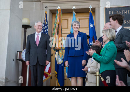 US-Verteidigungsminister Jim Mattis und Sekretär des Air Force Heather Wilson besuchen Wilsons Vereidigung 16. Mai 2017, in das Pentagon in Washington, D.C. Wilson ist ein U.S. Air Force Academy Absolvent und ehemaliger New-Mexico-Vertreter. Sie werden verantwortlich für Organisation, Ausbildung und Ausrüstung von 660.000 Aktivaufgabe, Guard, Reserve und zivile Flieger sowie ein $ 132 Milliarden-Budget zu verwalten. (Foto: Air Force Tech Sgt. Brigitte N. Brantley DOD) Stockfoto