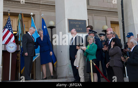 US-Verteidigungsminister Jim Mattis gratuliert Sekretär des Air Force Heather Wilson auf ihrer neuen Position bei ihrer Vereidigung 16. Mai 2017, im Pentagon in Washington, D.C. Wilson ist ein U.S. Air Force Academy Absolvent und ehemaliger New-Mexico-Vertreter. Sie werden verantwortlich für Organisation, Ausbildung und Ausrüstung von 660.000 Aktivaufgabe, Guard, Reserve und zivile Flieger sowie ein $ 132 Milliarden-Budget zu verwalten. (Foto: Air Force Tech Sgt. Brigitte N. Brantley DOD) Stockfoto