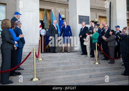 US-Verteidigungsminister Jim Mattis betreut die Vereidigung für Sekretär der Air Force Heather Wilson 16. Mai 2017, in das Pentagon in Washington, D.C. Wilson ist ein U.S. Air Force Academy Absolvent und ehemaliger New-Mexico-Vertreter. Sie werden verantwortlich für Organisation, Ausbildung und Ausrüstung von 660.000 Aktivaufgabe, Guard, Reserve und zivile Flieger sowie ein $ 132 Milliarden-Budget zu verwalten. (DOD Foto von Air Force Staff Sgt Jette Carr) Stockfoto