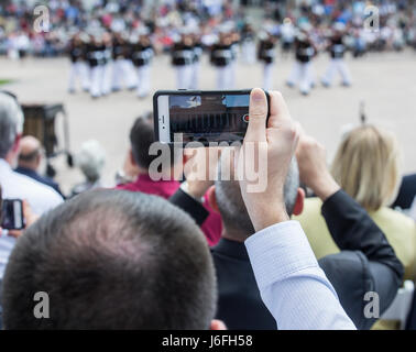 Ein Gast zeichnet das US Marine Corps Silent Drill Platoon während einer Schlacht Farbe Zeremonie am Ohio Statehouse, Columbus, Ohio, 16. Mai 2017. Das Marine Corps Schlacht Farbe ablösen wurde eingeladen und von den Lautsprecher des Ohio House Of Representatives, Clifford A. Rosenberger, tour des Statehouse und für Mitglieder des House Of Representatives und die Stadt Columbus durchführen. Im Dezember gemäß der Kaserne Marines unterstützen das public Viewing der ehemaligen Marine, Senator und Astronaut John Glenn, bei dem Statehouse. Teilnahme an der Schlacht Farbe Zeremonie war Glenns Witwe, Stockfoto