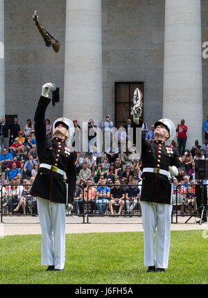 Der US-Marine Corps Silent Bohren Zug führt Präzision Bohrer Manöver während einer Schlacht Farbe Zeremonie am Ohio Statehouse, Columbus, Ohio, 16. Mai 2017. Das Marine Corps Schlacht Farbe ablösen wurde eingeladen und von den Lautsprecher des Ohio House Of Representatives, Clifford A. Rosenberger, tour des Statehouse und für Mitglieder des House Of Representatives und die Stadt Columbus durchführen. Im Dezember gemäß der Kaserne Marines unterstützen das public Viewing der ehemaligen Marine, Senator und Astronaut John Glenn, bei dem Statehouse. Teilnahme an der Schlacht Farbe Zeremonie Stockfoto