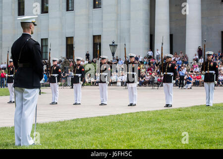 Captain Gregory Jurshak, Zugführer, US Marine Corps Silent Drill Platoon, steht an einer zeremoniellen Position während der Zug während einer Schlacht Farbe Zeremonie am Ohio Statehouse, Columbus, Ohio, 16. Mai 2017 ihre Langleinen-Sequenz ausgeführt wird. Das Marine Corps Schlacht Farbe ablösen wurde eingeladen und von den Lautsprecher des Ohio House Of Representatives, Clifford A. Rosenberger, tour des Statehouse und für Mitglieder des House Of Representatives und die Stadt Columbus durchführen. Im Dezember zur Verfügung gestellt die Kaserne Marines bei der Unterstützung der public Viewing der ehemaligen Marine, Senato Stockfoto