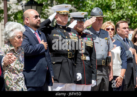 Die Gäste der Ehre und Überprüfung der Beamten Rendern Ehren die Nationalflagge und die Marine Corps Schlacht Farben während einer Schlacht Farbe Zeremonie am Ohio Statehouse, Columbus, Ohio, 16. Mai 2017. Das Marine Corps Schlacht Farbe ablösen wurde eingeladen und von den Lautsprecher des Ohio House Of Representatives, Clifford A. Rosenberger, tour des Statehouse und für Mitglieder des House Of Representatives und die Stadt Columbus durchführen. Im Dezember gemäß der Kaserne Marines unterstützen das public Viewing der ehemaligen Marine, Senator und Astronaut John Glenn, bei dem Statehouse. In att Stockfoto