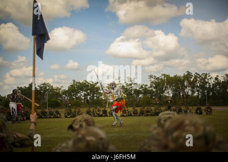 AUSTRALISCHE Basis ROBORTSON Kaserne, Australien – US-Armee und japanische Ground Self-Defense Force Soldaten posieren für ein Foto mit den indigenen Australiern Darstellern nach einer Begrüßung zu Land Zeremonie am 16. Mai 2017. Beide Dienste treten US-Marines mit Marine Rotations Kraft Darwin und Soldaten mit der Australian Defence Force Teilnahme an Übung südlichen Jackaroo, die Bereitschaft, die Interoperabilität und die Partnerschaft zwischen den Diensten zu verbessern soll. (Foto: U.S. Marine Corps Sgt. Emmanuel Ramos) Stockfoto