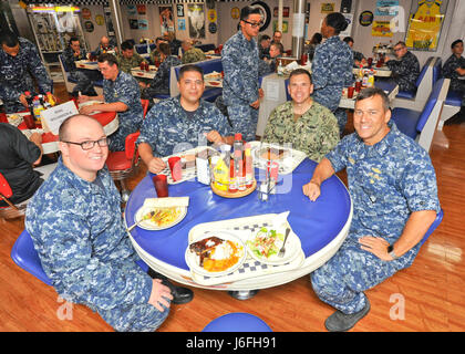 170516-N-JY673-092 (POLARIS POINT, Guam) 16. Mai 2017 – von rechts nach links, Rear Admiral Stephen Williamson, Director of Fleet Maintenance und US Pacific Fleet Captain Douglas A. Bradley, u-Boot-tender USS Emory S. Land (AS 39) Kommandierender Offizier, Essen mit Yeoman 1. Klasse David Lomeli und Maschinist Mate Feuerwehrmann Kameron Finchum bei Diner 39, eingetragene Chaos Deck, während an Bord Tour , Mai 16. Williamson tourte das Schiff und andere Werkstätten in Guam, aktuelle Wartungsarbeiten und Fähigkeiten zu beurteilen. Land und USS Frank Kabel (AS 40), der US-Marine nur zwei u-Boot-tende Stockfoto