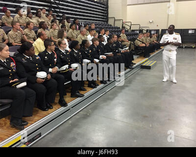 CHARLESTON, S. C. (16. Mai 2017) Rear Adm. Stephen C. Evans, Kommandant, Naval Service Training Command, bespricht den Wert der Wissenschaft, Technologie, Technik und Mathematik (STEM) mit North Charleston Bereich Marine Junior Reserve Officers Corp (NJROTC) Kadetten in North Charleston High School, 16.Mai. (Offizielle U. S. Navy Foto von Lt. Sean Brophy/freigegeben) Stockfoto