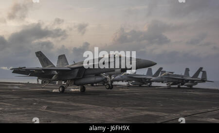 Eine F/A-18E Super Hornet von der Strike Fighter Squadron 192 landet am 16. Mai 2017 auf dem Flugzeugträger USS Carl Vinson der Nimitz-Klasse im westlichen Pazifik und unterstützt Routinepatrouillenoperationen der US Navy. Stockfoto