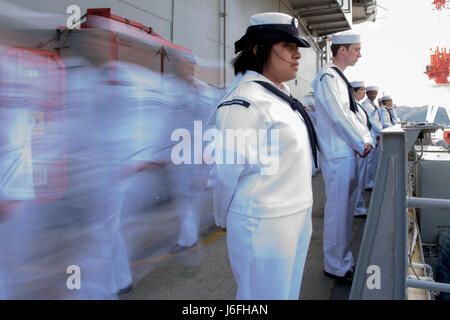 170516-N-OY799-109 YOKOSUKA, Japan (16. Mai 2017) Segler Mensch die Schienen an Bord des Flugzeugträgers USS Ronald Reagan (CVN-76), als das Schiff seine 2017 Patrouille beginnt. Ronald Reagan ist das Flaggschiff der Carrier Strike Group 5, Bereitstellung einer kampfbereit Kraft, die schützt und verteidigt die kollektiven maritime Interessen seiner Verbündeten und Partner in der Indo-Asien-Pazifik-Region. (Foto: U.S. Navy Mass Communications Specialist 2. Klasse Kenneth Abbate/freigegeben) Stockfoto