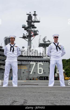 170516-N-OY799-224 YOKOSUKA, Japan (16. Mai 2017) Segler stehen Parade ruht auf dem Flugdeck der Marine vorwärts bereitgestellt Flugzeugträger USS Ronald Reagan (CVN-76). Die Besatzung bemannt die Schienen als das Schiff bereit, seine Patrouille 2017 beginnen. Ronald Reagan, das Flaggschiff der Carrier Strike Group 5 bietet eine kampfbereit Kraft, die schützt und verteidigt die kollektive maritime Interessen seiner Verbündeten und Partner in der Indo-Asien-Pazifik-Region. (Foto: U.S. Navy Mass Communications Specialist 2. Klasse Kenneth Abbate/freigegeben) Stockfoto