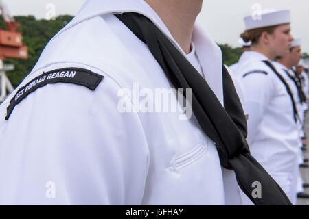 170516-N-OY799-230 YOKOSUKA, Japan (16. Mai 2017) Segler stehen Parade ruht auf dem Flugdeck der Marine vorwärts bereitgestellt Flugzeugträger USS Ronald Reagan (CVN-76). Die Besatzung bemannt die Schienen als das Schiff bereit, seine Patrouille 2017 beginnen. Ronald Reagan, das Flaggschiff der Carrier Strike Group 5 bietet eine kampfbereit Kraft, die schützt und verteidigt die kollektive maritime Interessen seiner Verbündeten und Partner in der Indo-Asien-Pazifik-Region. (Foto: U.S. Navy Mass Communications Specialist 2. Klasse Kenneth Abbate/freigegeben) Stockfoto