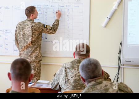 Ein ukrainischer Offizier unterweist das Personal des 1. Airmobile Bataillons der 79. Luftangriffsbrigade im Javoriv Combat Training Center in einer Bataillonrotation im Internationalen Friedenssicherungs- und Sicherheitszentrum am 17. Mai 2017. Stockfoto