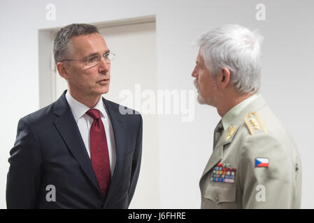 North Atlantic Treaty Organization (NATO) Generalsekretär Jens Stoltenberg trifft sich mit Tschechischen Republik gen Petr Pavel, Vorsitzender des NATO-Militärausschusses, bevor Sie sprechen, einen Militärausschuss in Chiefs of Defense (MC/CS) Sitzung im NATO-Hauptquartier, 17. Mai 2017. Die Chiefs of Defense treffen diskutieren Afghanistan, Bekämpfung von Terrorismus und anderen NATO-Operationen und Missionen zu der Nordatlantikrat mit Konsens beruhenden militärische Ratschläge zur globalen sicherheitspolitischen Herausforderungen am besten gerecht zu werden. (DoD Photo by US Armee Sgt. James K. McCann) Stockfoto