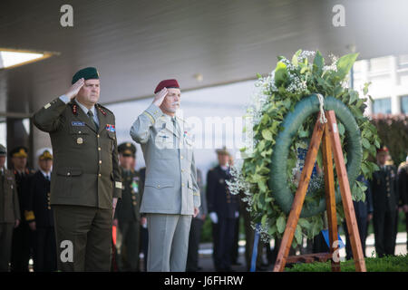 Rendern Sie estnische gen Riho Terras, Kommandant der estnischen Streitkräfte und tschechischen republikanischen General Petr Pavel, Vorsitzender des NATO-Militärausschusses, Ehrungen während einer Kranzlegung Zeremonie außerhalb der NATO-Hauptquartier in Brüssel, Belgien, während eines Militärausschusses in Chiefs of Defense (MC/CS) Sitzung, 17. Mai 2017. Die Chiefs of Defense treffen diskutieren Afghanistan, Bekämpfung von Terrorismus und anderen NATO-Operationen und Missionen zu der Nordatlantikrat mit Konsens beruhenden militärische Ratschläge zur globalen sicherheitspolitischen Herausforderungen am besten gerecht zu werden. (DoD Photo by US Armee Sgt. James K. McCann Stockfoto