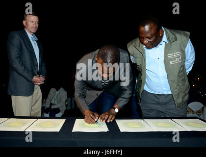 Gen Tod D. Wolters, US Air Forces in Europa und Afrika Kommandant und Generalmajor Innocent S. Phatshwana, Botswana Defense Force Air Arm Kommandant, ermöglichen eine Unterzeichnung der Verein African Air Chiefs Charter während der Abschlussveranstaltung des 2017 African Air Chiefs Symposiums in Kasane, Botsuana am 17. Mai 2017. Die Charta fordert die Mitglieder auf Möglichkeiten zu kooperieren und zusammenarbeiten, um zu fördern und den Flugbetrieb in ganz Afrika zu suchen. (Foto: U.S. Air Force Staff Sgt Krystal Ardrey) Stockfoto