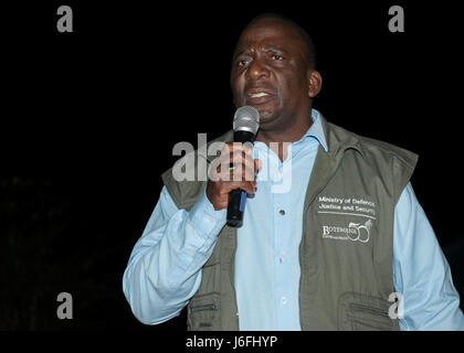 Generalmajor Innocent S. Phatshwana, Botswana Defense Force Air Arm Kommandant, spricht bei der Abschlussveranstaltung des 2017 African Air Chiefs Symposiums in Kasane, Botsuana am 17. Mai 2017. Das diesjährige Symposium wurde von den USA und Botswana moderierte. Den USA und in Botswana haben eine starke Beziehung, und das US-Militär hat eine lange und produktive Zusammenarbeit mit Botswana Defence Force. (Foto: U.S. Air Force Staff Sgt Krystal Ardrey) Stockfoto