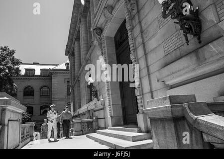 Kommandant der Marine Corps General Robert B. Neller, Recht, Spaziergänge mit Vice Admiral Walter E. Carter, Jr., Superintendent von der US Naval Academy (USNA), bei der USNA, Annapolis, Maryland, 17. Mai 2017. Neller besucht die USNA sozusagen zu zukünftigen Marine-Offiziere, die voraussichtlich am 26. Mai zu absolvieren. (Foto: U.S. Marine Corps CPL Samantha K. Braun) Stockfoto