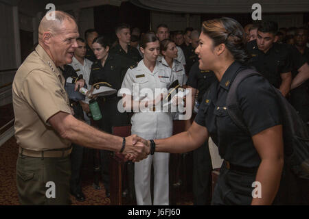 Kommandant der Marine Corps General Robert B. Neller schüttelt Hände mit Kadett an der US Naval Academy (USNA), Annapolis, Maryland, 17. Mai 2017. Neller besucht die USNA sozusagen zu zukünftigen Marine-Offiziere, die voraussichtlich am 26. Mai zu absolvieren. (Foto: U.S. Marine Corps CPL Samantha K. Braun) Stockfoto