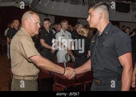 Kommandant der Marine Corps General Robert B. Neller schüttelt Hände mit Kadett an der US Naval Academy (USNA), Annapolis, Maryland, 17. Mai 2017. Neller besucht die USNA sozusagen zu zukünftigen Marine-Offiziere, die voraussichtlich am 26. Mai zu absolvieren. (Foto: U.S. Marine Corps CPL Samantha K. Braun) Stockfoto