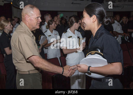 Kommandant der Marine Corps General Robert B. Neller schüttelt Hände mit Kadett an der US Naval Academy (USNA), Annapolis, Maryland, 17. Mai 2017. Neller besucht die USNA sozusagen zu zukünftigen Marine-Offiziere, die voraussichtlich am 26. Mai zu absolvieren. (Foto: U.S. Marine Corps CPL Samantha K. Braun) Stockfoto
