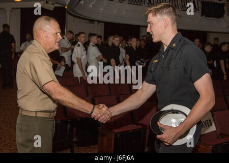 Kommandant der Marine Corps General Robert B. Neller schüttelt Hände mit Kadett an der US Naval Academy (USNA), Annapolis, Maryland, 17. Mai 2017. Neller besucht die USNA sozusagen zu zukünftigen Marine-Offiziere, die voraussichtlich am 26. Mai zu absolvieren. (Foto: U.S. Marine Corps CPL Samantha K. Braun) Stockfoto