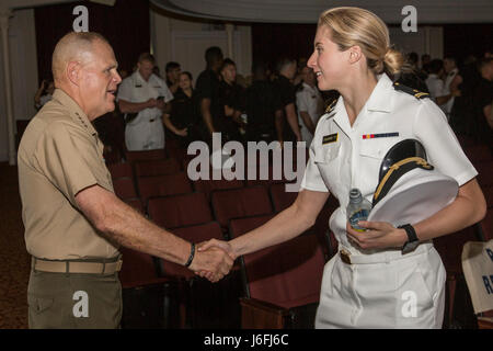 Kommandant der Marine Corps General Robert B. Neller schüttelt Hände mit Kadett an der US Naval Academy (USNA), Annapolis, Maryland, 17. Mai 2017. Neller besucht die USNA sozusagen zu zukünftigen Marine-Offiziere, die voraussichtlich am 26. Mai zu absolvieren. (Foto: U.S. Marine Corps CPL Samantha K. Braun) Stockfoto