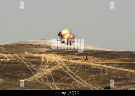 Jordanischen f-16 Kampfjets und AV-8 b Harriers Tropfen Munition auf simulierte Ziele während kombinierte Waffen Feuer Übung während eifrig Lion 17, 17. Mai in Jordanien. Eager Lion ist eine jährliche multinationalen Übung sollen zu militärischer Beziehungen stärken, Interoperabilität zwischen Partnernationen zu erhöhen und verbessern die regionale Sicherheit und Stabilität. (Foto: U.S. Marine Corps Staff Sgt Vitaliy Rusavskiy) Stockfoto