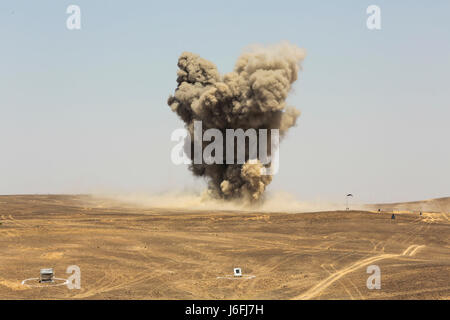 Jordanischen f-16 Kampfjets und AV-8 b Harriers Tropfen Munition auf simulierte Ziele während kombinierte Waffen Feuer Übung während eifrig Lion 17, 17. Mai in Jordanien. Eager Lion ist eine jährliche multinationalen Übung sollen zu militärischer Beziehungen stärken, Interoperabilität zwischen Partnernationen zu erhöhen und verbessern die regionale Sicherheit und Stabilität. (Foto: U.S. Marine Corps Staff Sgt Vitaliy Rusavskiy) Stockfoto