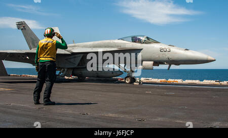 Eine F/A-18E Super Hornet der Strike Fighter Squadron 137 wird am 17. Mai 2017 vom Flugzeugträger USS Carl Vinson in den westlichen Pazifik gestartet. Stockfoto