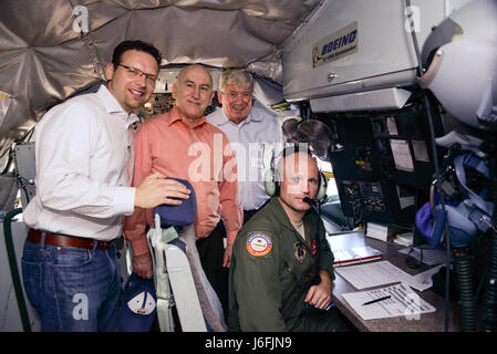 Arbeitgeber- und Reservekomponenten nehmen an einem Orientierungsflug an Bord einer KC-135 Stratotanker in der McGhee Tyson Air National Guard Base, Tennessee teil, als Teil des Employer Support of the Guard and Reserve Programms, um die Zusammenarbeit und das Verständnis zu verbessern. Stockfoto